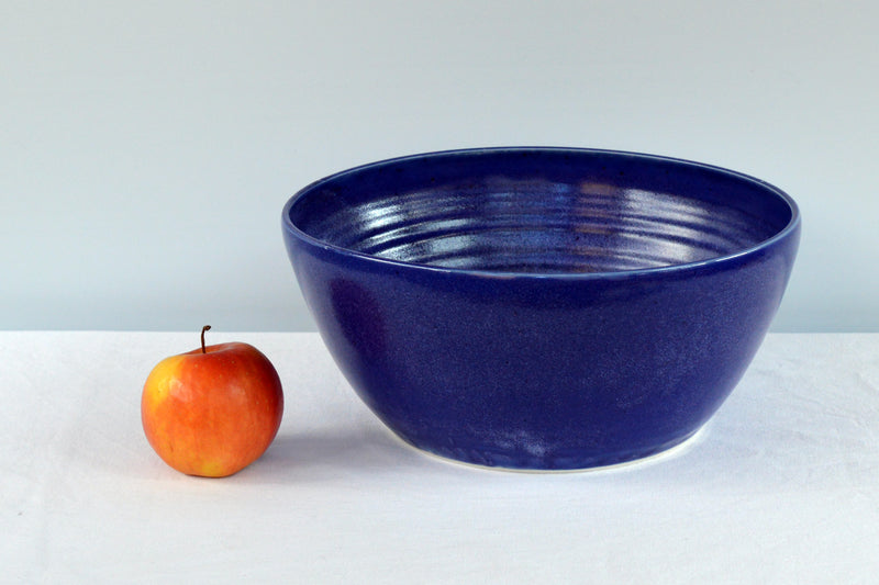 Porcelaine fabriquée en France, grand saladier bleu Primavera sur fond blanc