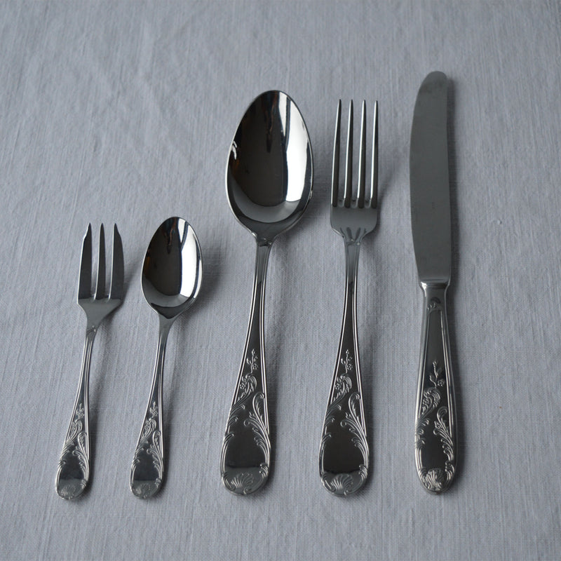Couverts Guy Degrenne en inox, chinés par Maison Primavera, sur fond blanc