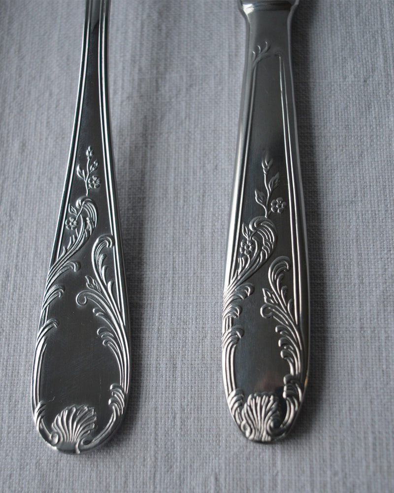 Zoom sur couverts Guy Degrenne en inox, chinés par Maison Primavera