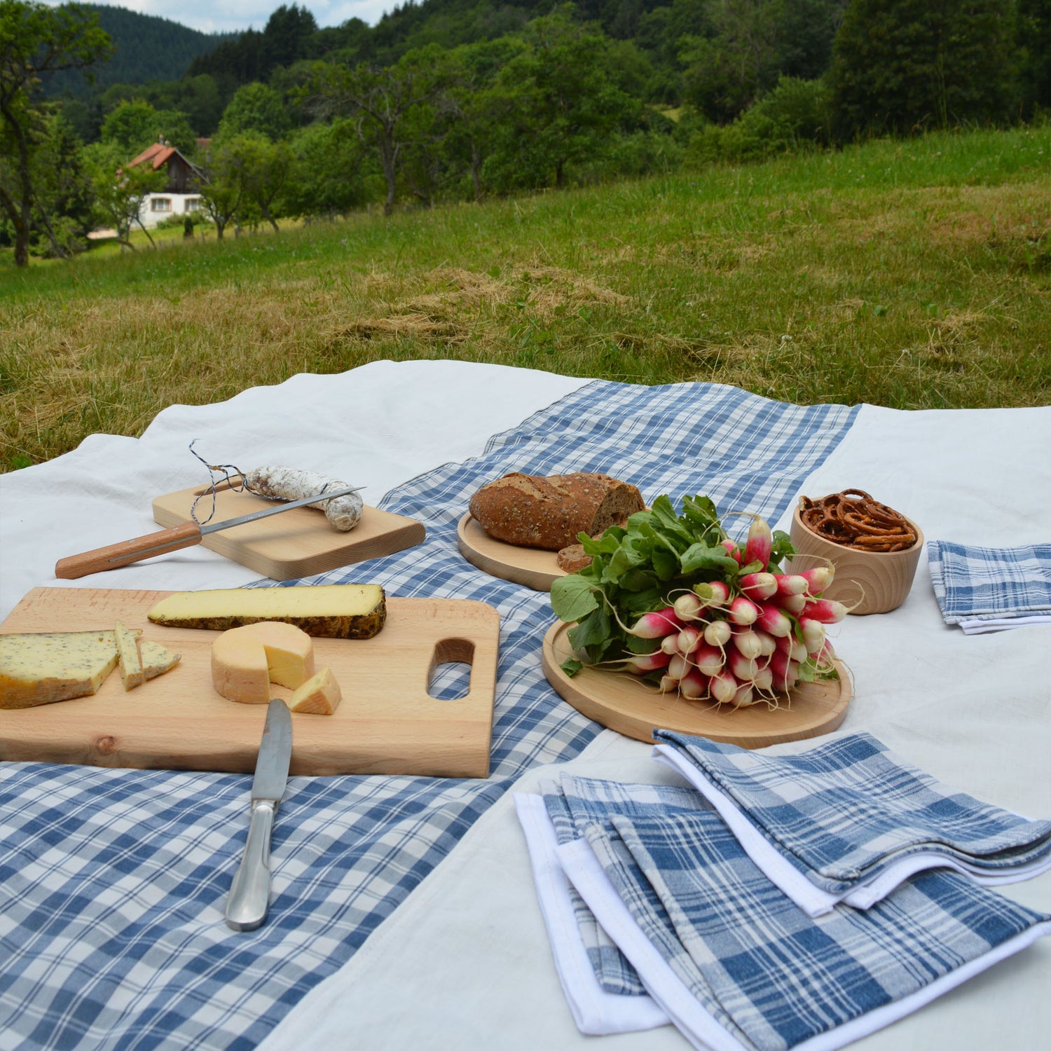 Nappe en kelsch bleu et en lin fabriquée en France, vaisselle en bois, pique-nique.
