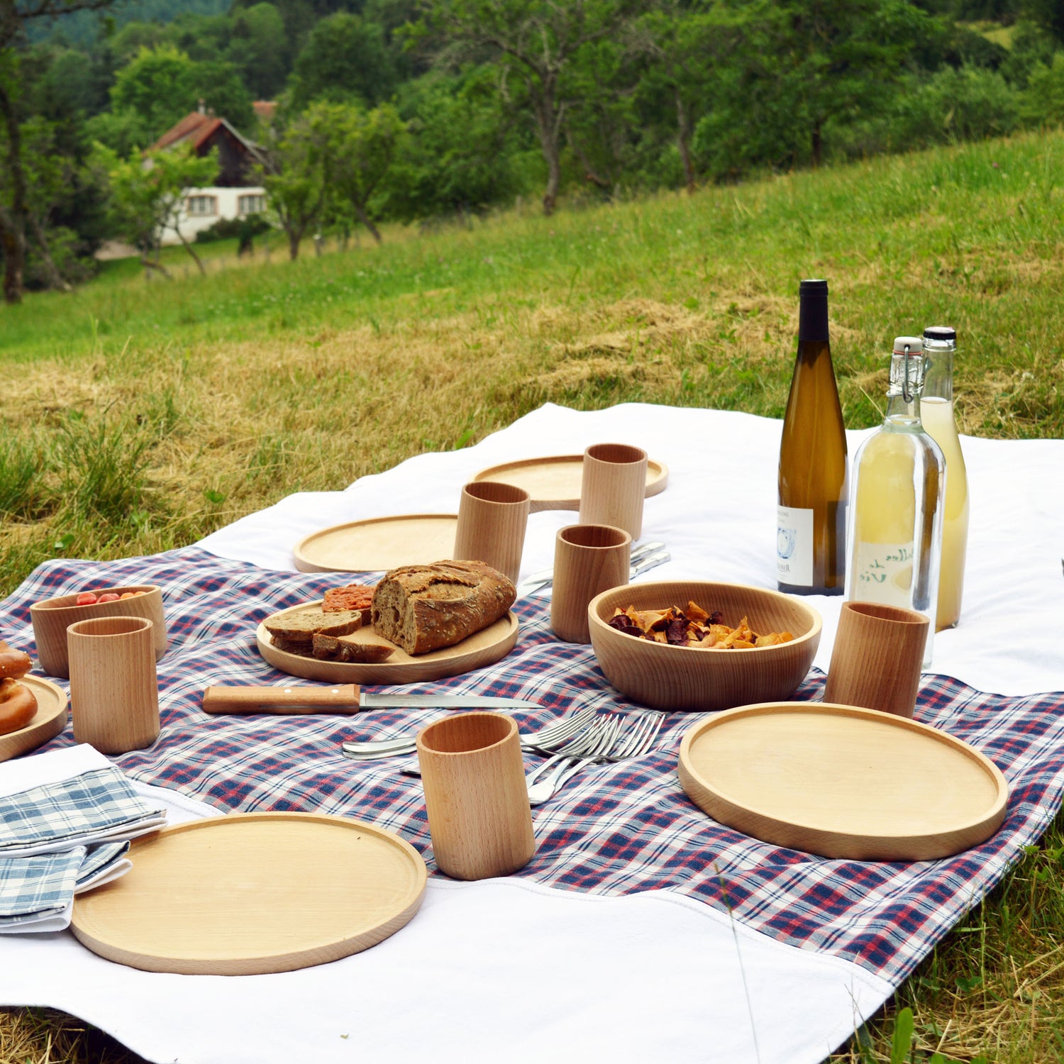 Nappe en kelsch bleu et rouge, et en lin anciens, fabriquée en France en Alsace. Vaisselle en bois, artisanat, pique-nique