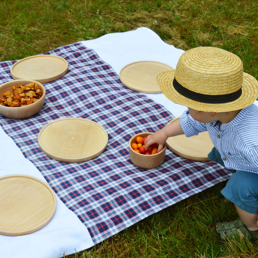 Nappe en kelsch bleu et rouge, et en lin anciens, fabriquée en France en Alsace. Vaisselle en bois, artisanat, pique-nique