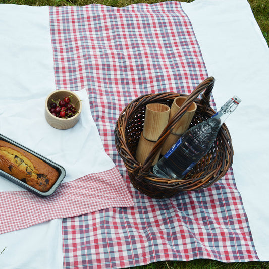 Nappe en kelsch rouge et bleu, et en lin, fabriquée en France en Alsace. Vaisselle en bois, panier en osier, artisanat, pique-nique