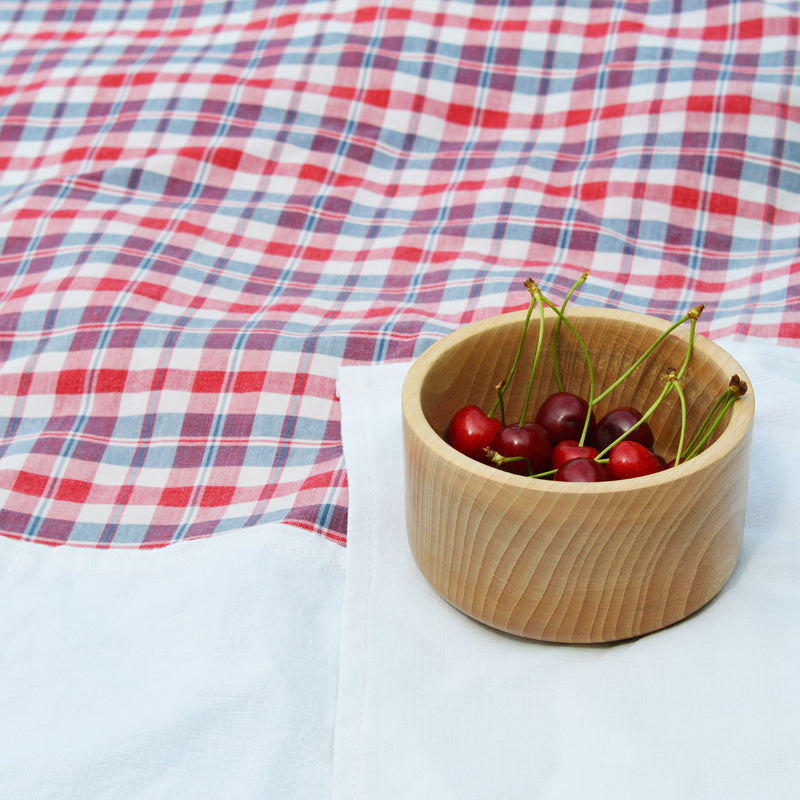 Nappe en kelsch rouge et bleu, et en lin, fabriquée en France en Alsace. Vaisselle en bois, artisanat, pique-nique