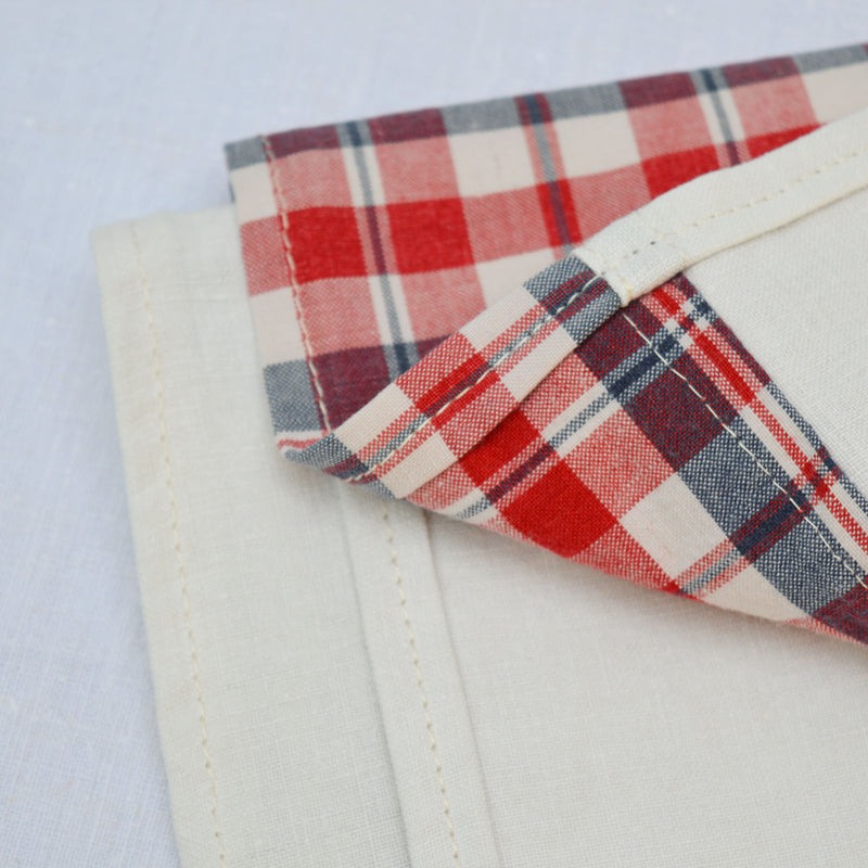 Nappe en kelsch rouge et bleu, et en lin, fabriquée en France en Alsace.