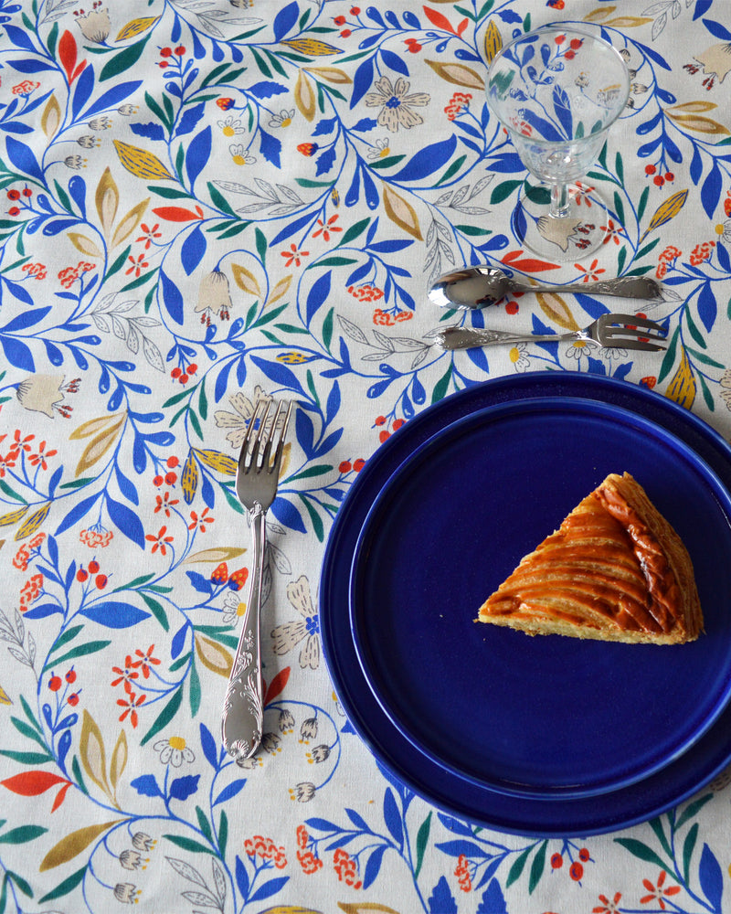 Nappe à motif Primavera tissée et fabriquée en France avec céramique artisanale française
