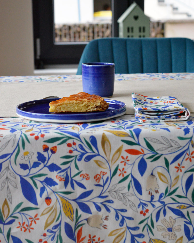 Nappe à motif Primavera tissée et fabriquée en France avec céramique artisanale française