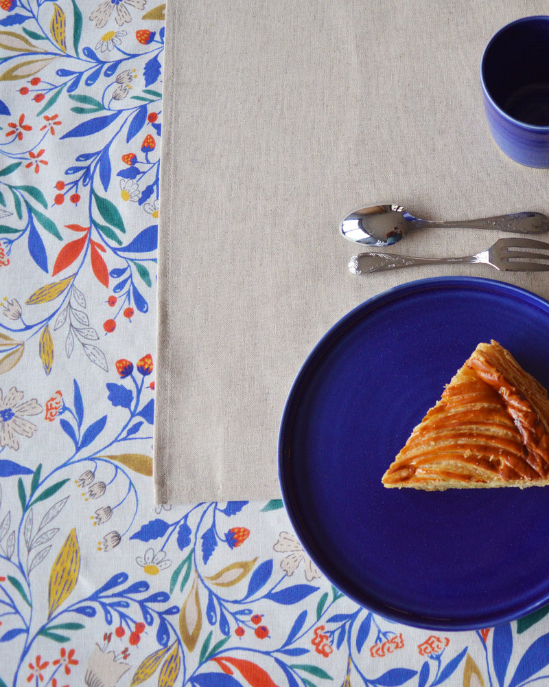 Nappe à motif Primavera tissée et fabriquée en France avec céramique artisanale française