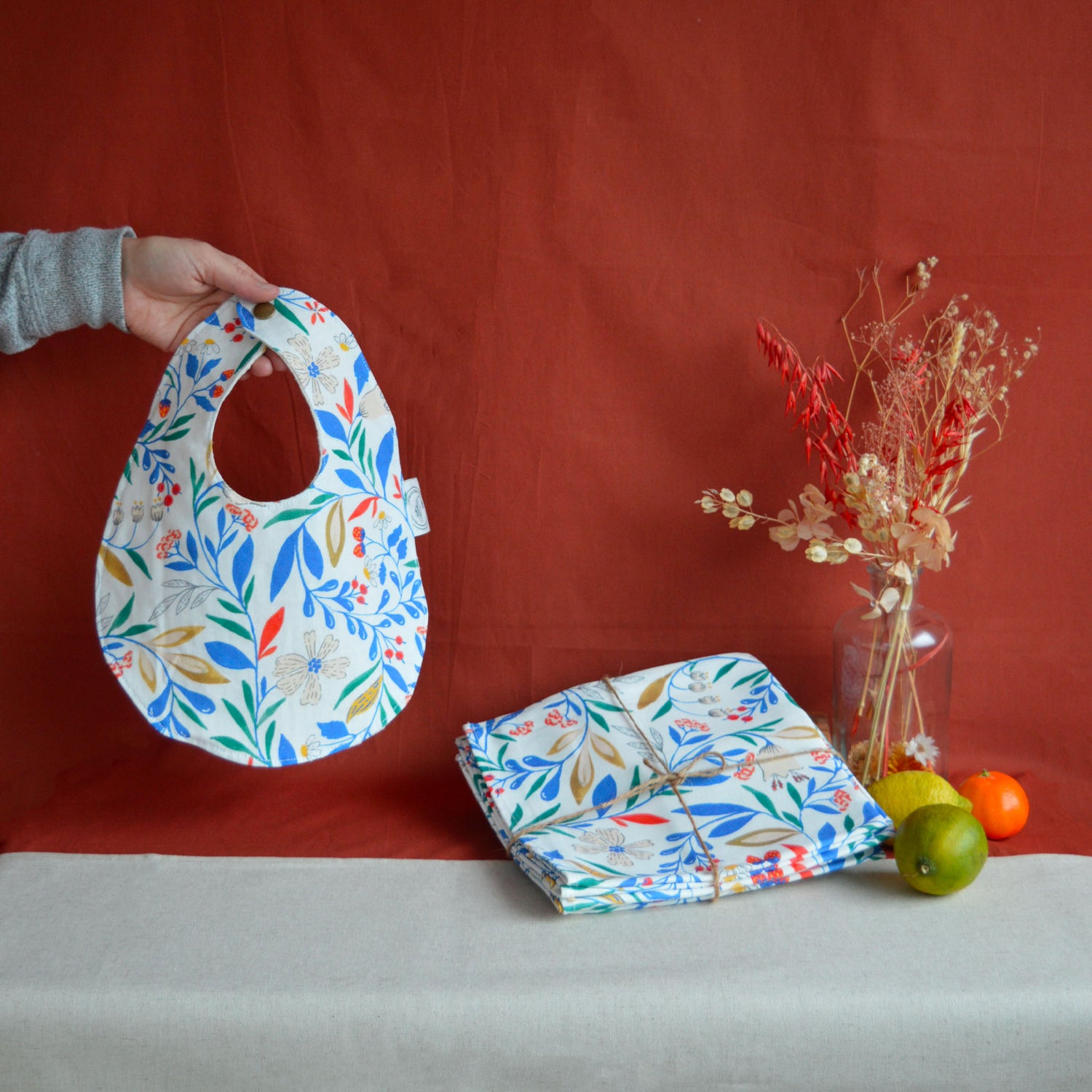 Bavoir, lot de 6 serviettes et chemin de table fabriqués en France, motif floral et coloré