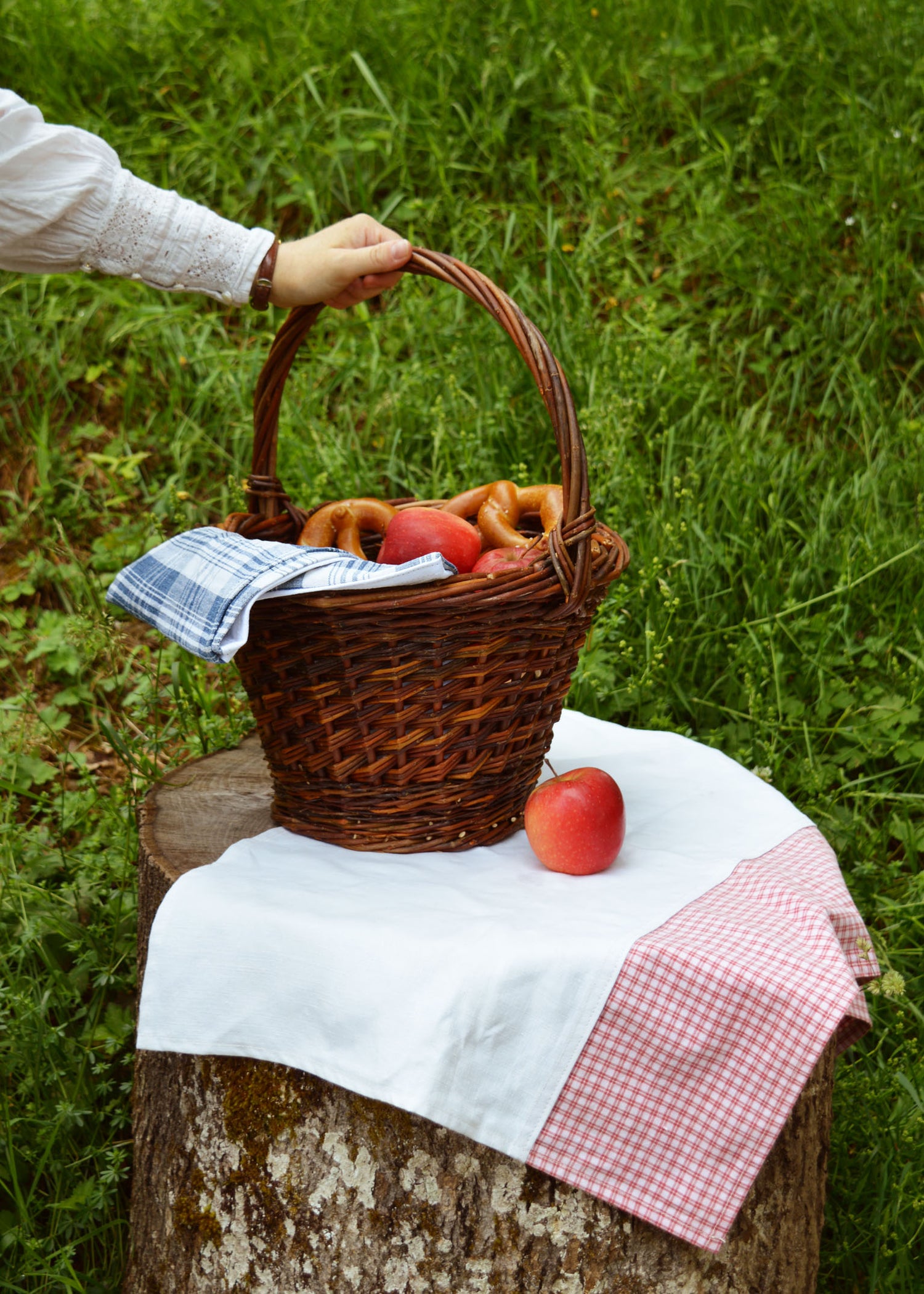 Panier en osier artisanal fabriqué en Alsace, linge en kelsch et lin alsaciens de seconde main