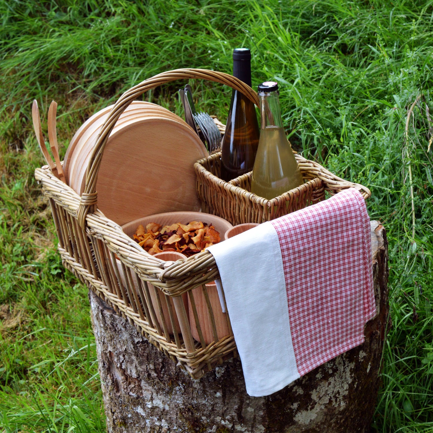 Panier en osier artisanal, fabriqué en France en Alsace, par une vannière, panier à casiers rempli de vaisselle en bois et torchon