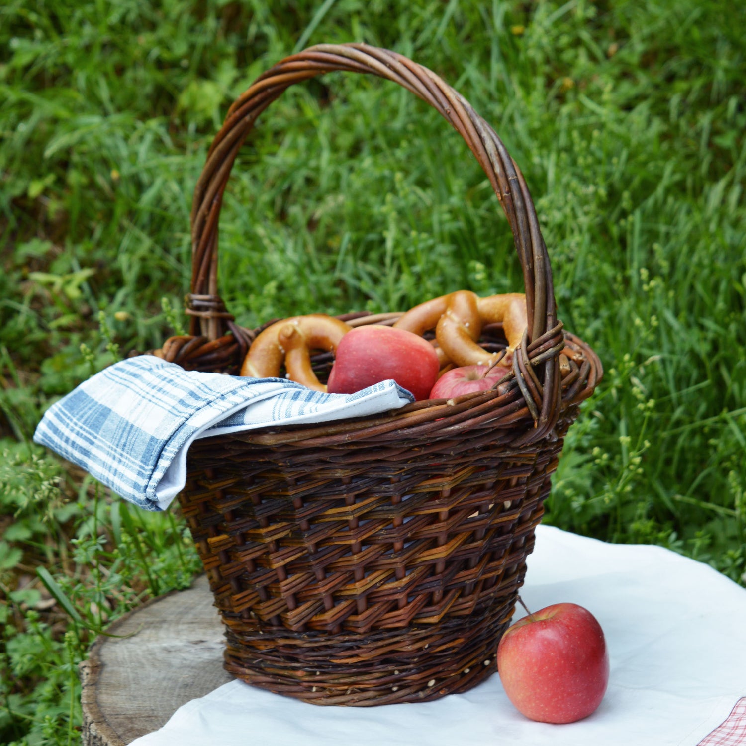 Panier rond en osier, fabriqué en France artisanalement, en Alsace. Pique-nique, serviette en kelsch et lin, bretzels.