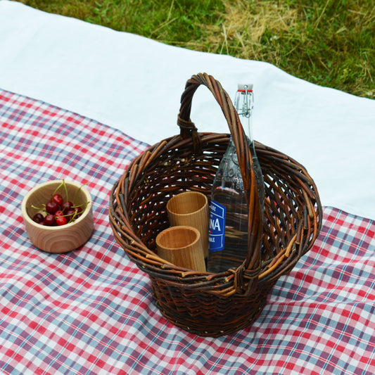 Panier rond en osier, fabriqué en France artisanalement, en Alsace. Pique-nique, nappe en kelsch et lin, vaisselle en bois.