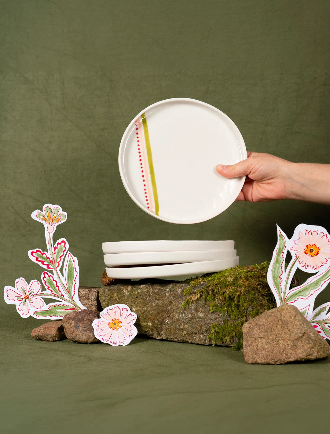 Assiette à dessert en porcelaine artisanale fabriquée en France, motif rayures vertes, roses et rouges