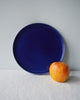 Porcelaine fabriquée en France, assiette à dessert bleue sur fond blanc