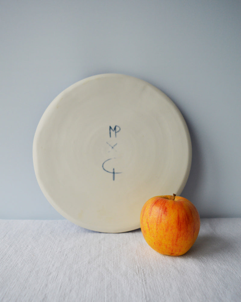 Porcelaine fabriquée en France, dos de l'assiette à dessert sur fond blanc
