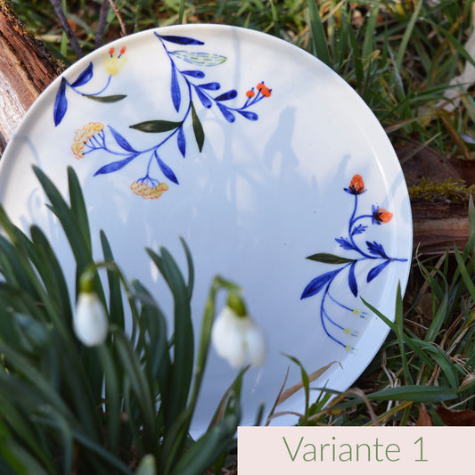 Petit plat en porcelaine, fabriqué en France artisanalement, motif floral et coloré