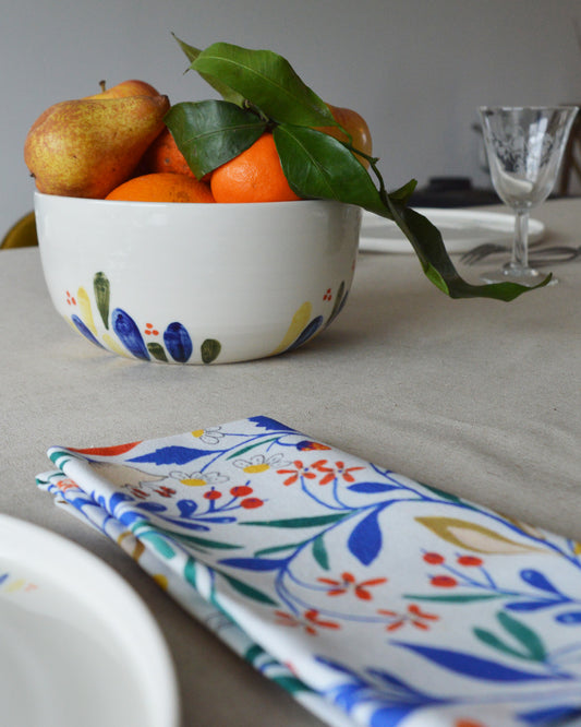 Porcelaine fabriquée en France, petit saladier à motif Primavera rempli de fruits sur table dressée