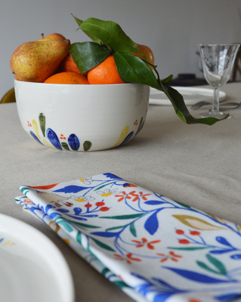 Porcelaine fabriquée en France, petit saladier à motif Primavera rempli de fruits sur table dressée