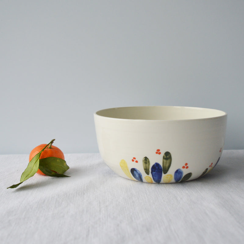 Porcelaine fabriquée en France, petit saladier à motif Primavera sur fond blanc