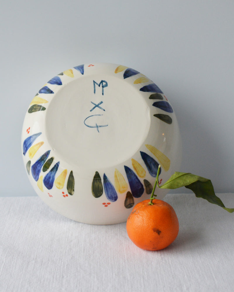 Porcelaine fabriquée en France, dos de petit saladier à motif Primavera sur fond blanc