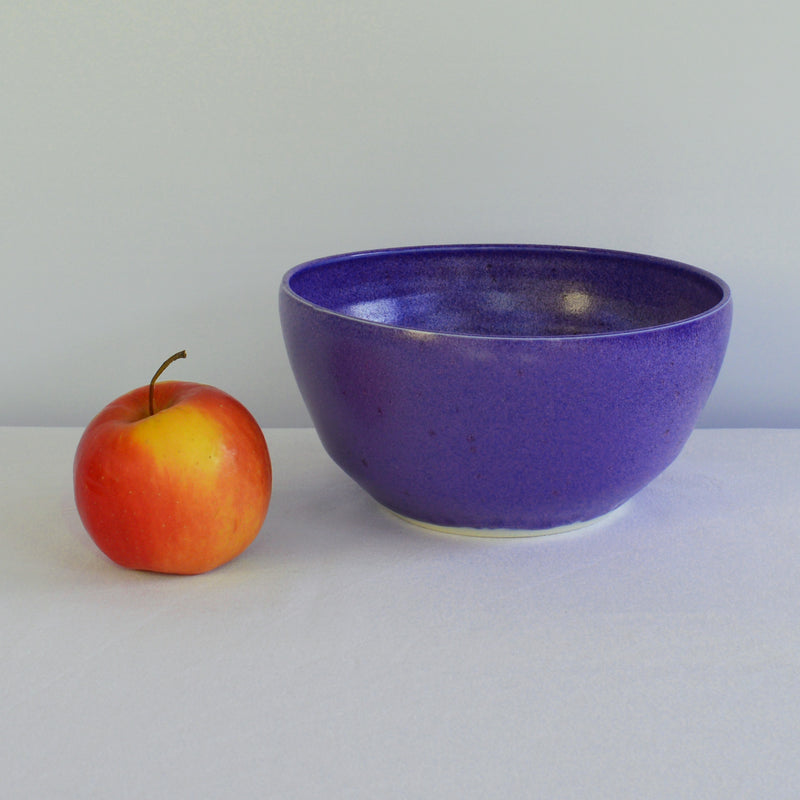 Porcelaine fabriquée en France, petit saladier bleu Primavera sur fond blanc