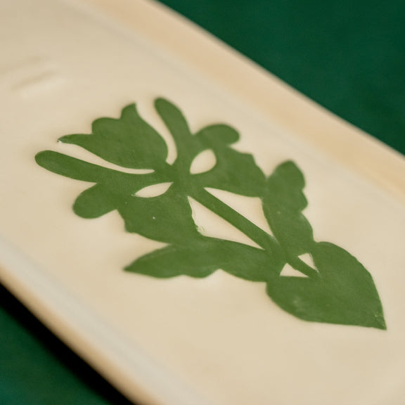 Plat à cake en porcelaine, fabriqué en France, artisanal, blanc à motif vert de cœur alsacien