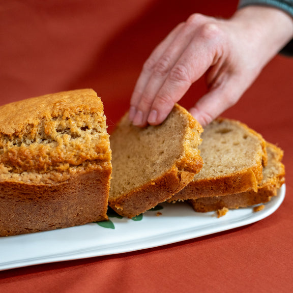 Plat à cake en porcelaine, fabriqué en France, artisanal, blanc à motif vert de cœur alsacien, gâteau aux épices tranché