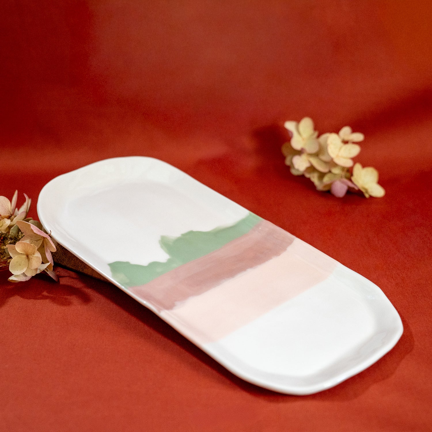 Plat à cake en porcelaine, fabriqué en France, artisanal, blanc à motif de montagne, couleurs pastels, motif Vosges