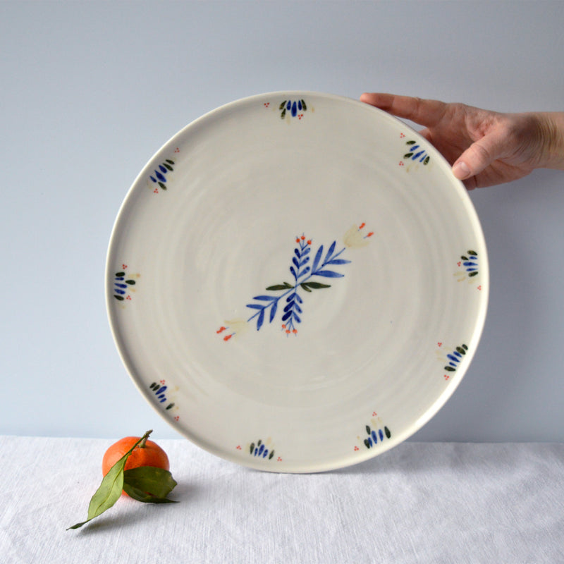 Porcelaine fabriquée en France, plat de service rond à motif Primavera sur fond blanc