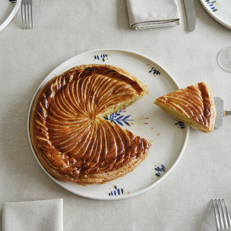 Porcelaine fabriquée en France, plat de service rond à motif Primavera avec une galette des rois