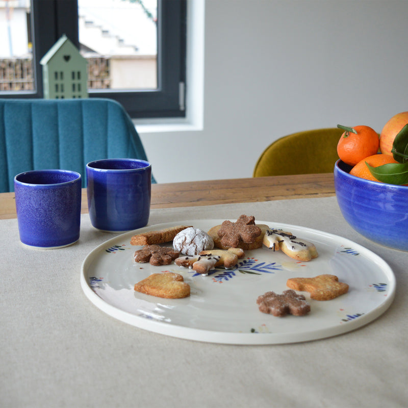 Porcelaine fabriquée en France, plat de service rond à motif Primavera avec 2 tasses bleues