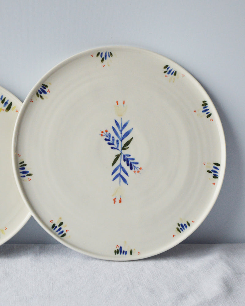 Porcelaine fabriquée en France, plat de service rond à motif Primavera sur fond blanc
