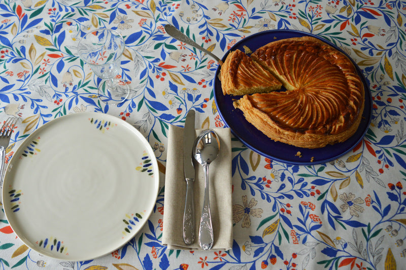Porcelaine fabriquée en France, plat de service bleu sur une nappe à motif Primavera, grande assiette motif et couverts
