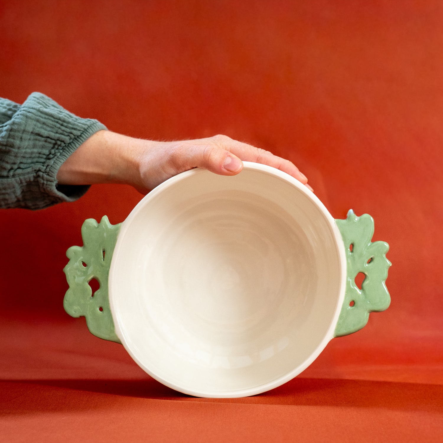 Saladier fabriqué en France en porcelaine, artisanal, avec deux anses vertes motif cœur alsacien