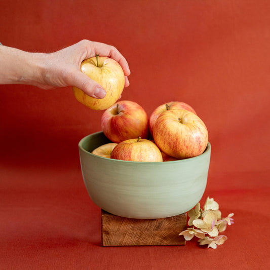 Saladier vert fabriqué en France en porcelaine, artisanal, rempli de pommes d'Alsace