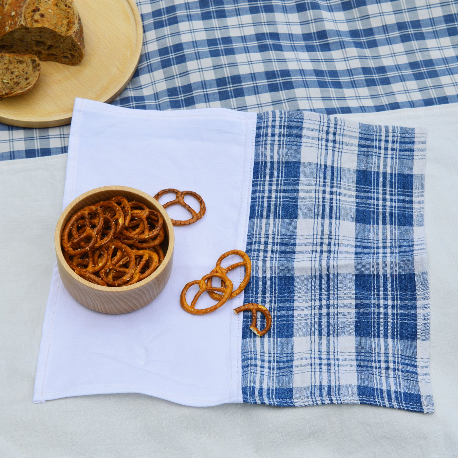 Serviettes en demi kelsch et demi lin, fabriquées en France en Alsace. Vaisselle en bois artisanale, pique-nique.