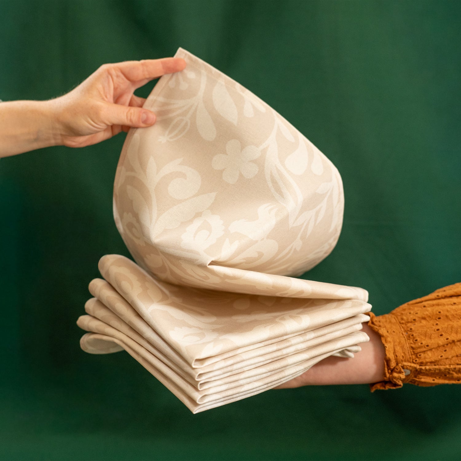 Pile de serviettes de table beiges et blanches, fabriquées en France, en coton et lin, motif floral, arbre de vie alsacien