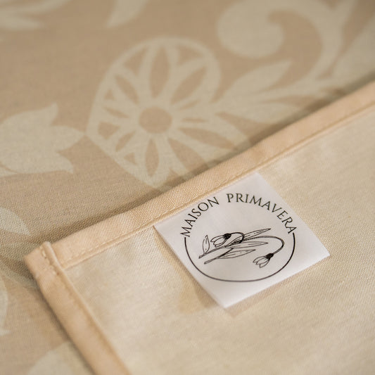 Etiquette serviettes de table beiges et blanches, fabriquées en France, en coton et lin, motif floral, arbre de vie alsacien