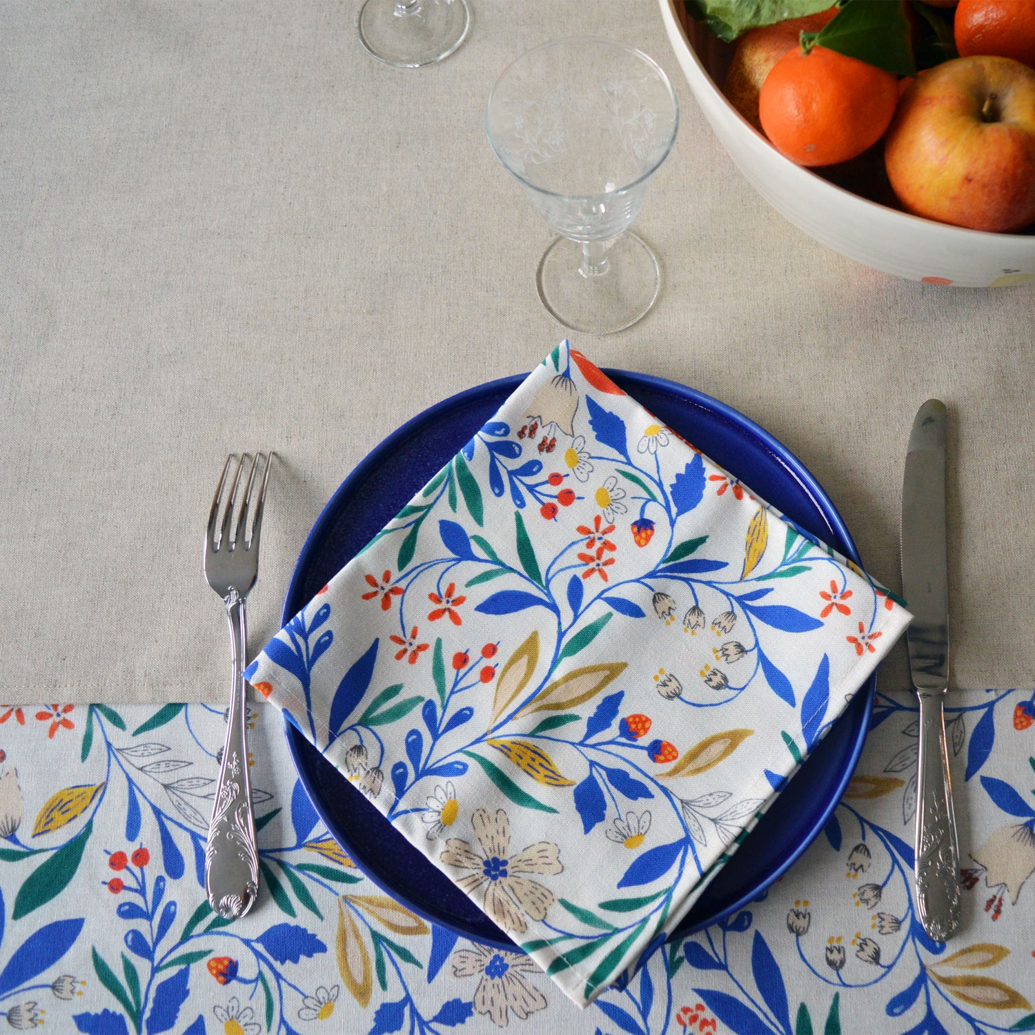 Serviette à motif Primavera, tissée et fabriquée en France, sur table dressée Maison Primavera