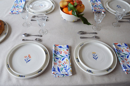 Serviette à motif Primavera, tissée et fabriquée en France, sur table dressée Maison Primavera