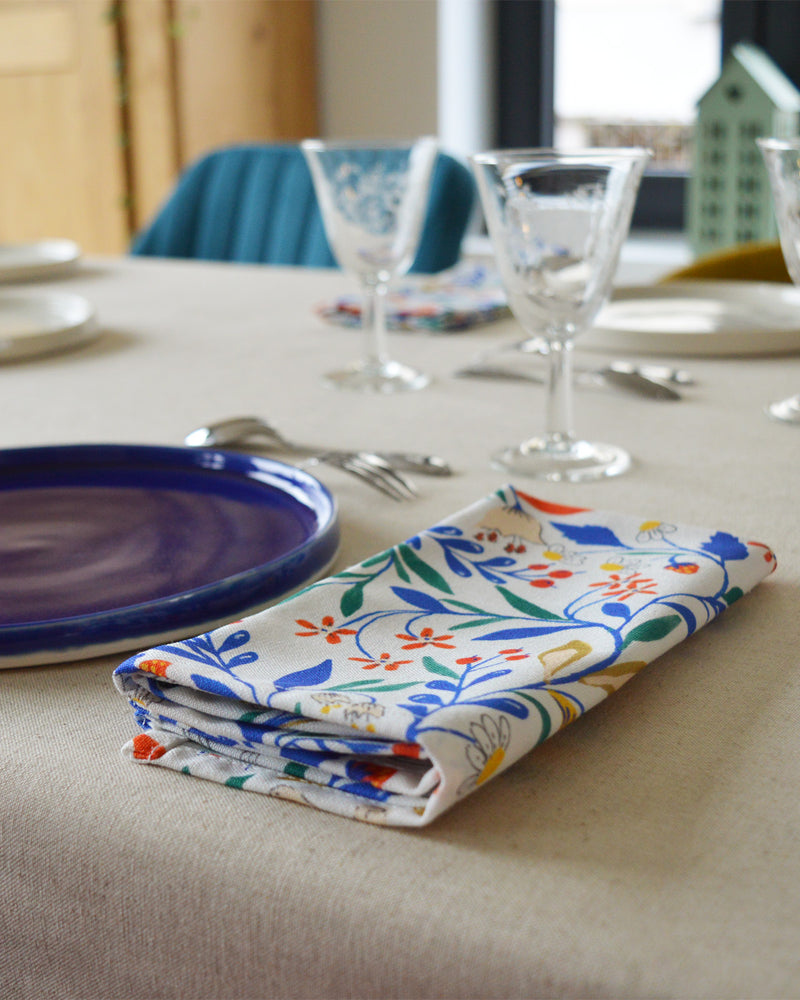 Serviette à motif Primavera, tissée et fabriquée en France, sur table dressée Maison Primavera
