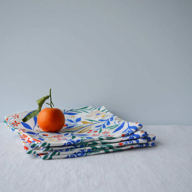 6 serviettes à motif Primavera empilées, tissées et fabriquées en France, sur fond blanc