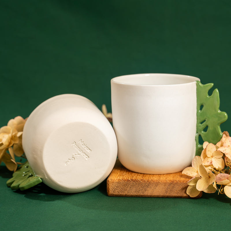 Tasse à thé blanche en porcelaine, fabriquée en France, avec anse verte motif cœur alsacien, dos et profil