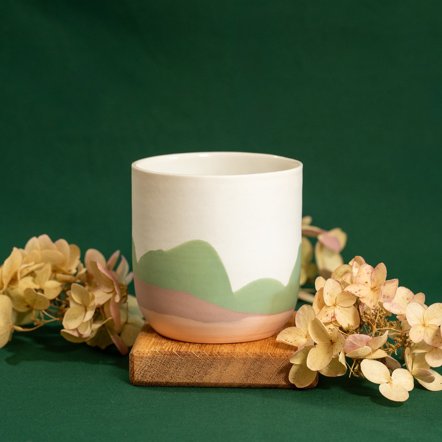 Tasse à thé fabriquée en France artisanalement, en porcelaine, motif montagne des Vosges, couleurs douces pastels