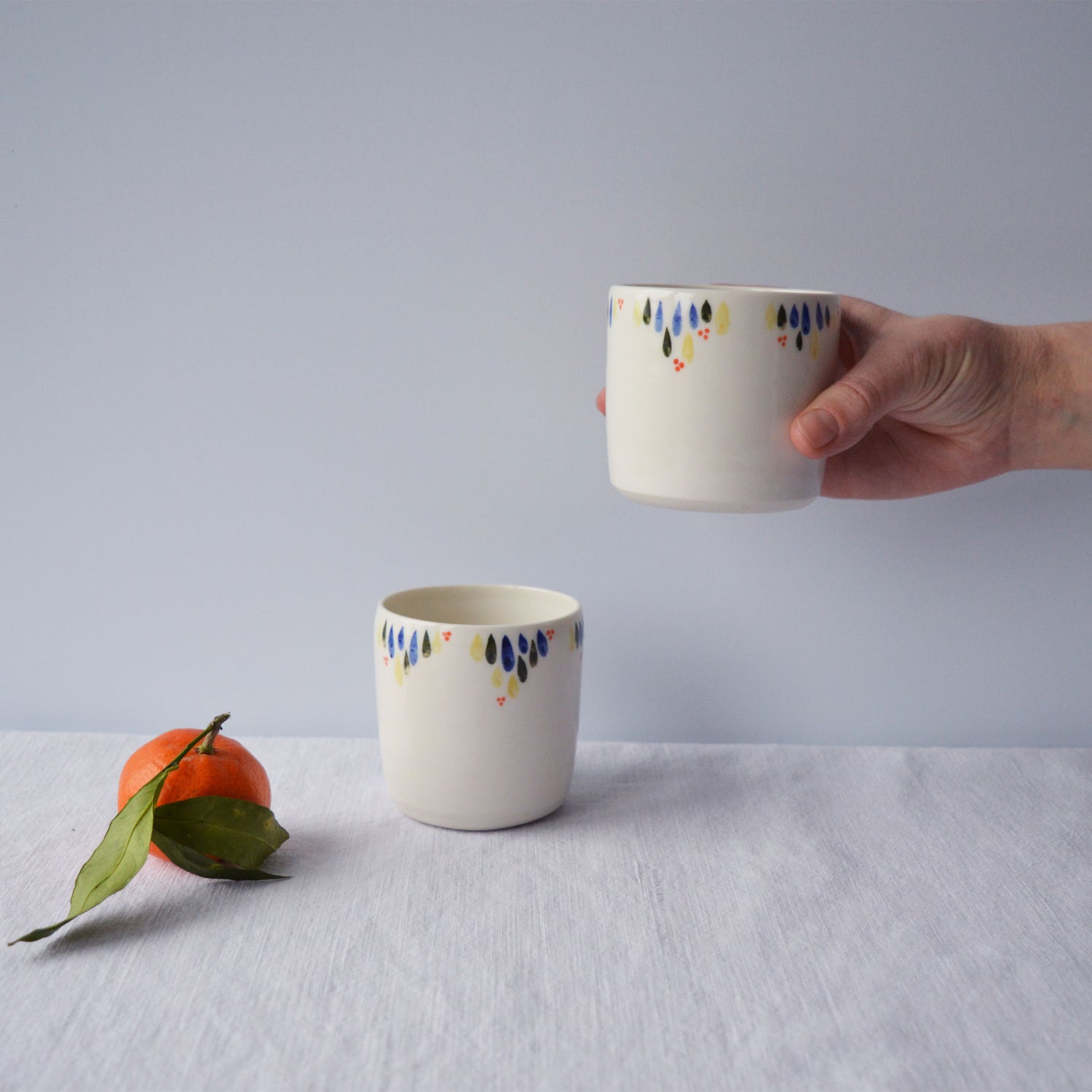 Porcelaine fabriquée en France, 2 tasses à café à motif Primavera sur fond blanc