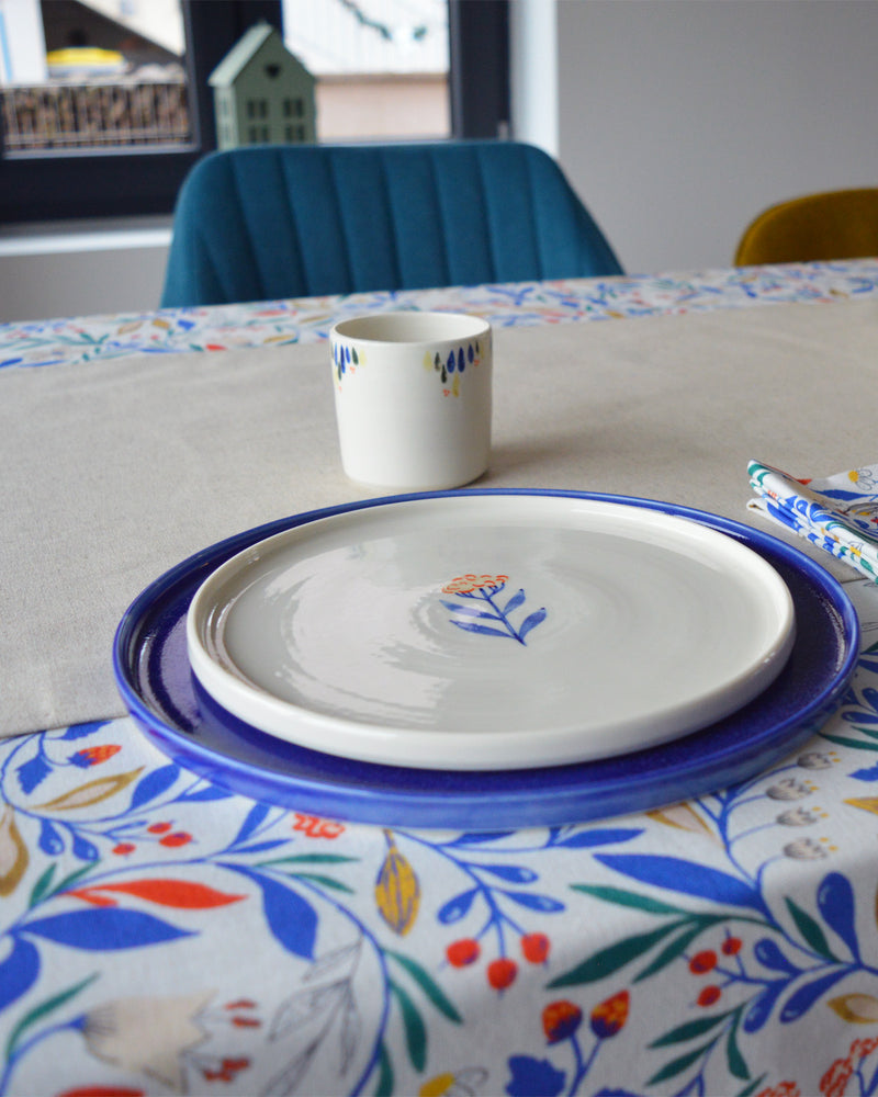 Porcelaine fabriquée en France, tasse à café décorée Primavera sur table dressée Primavera