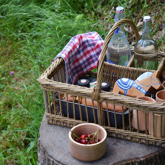 Torchon en kelsch rouge et bleu et en lin, fabriqué en France en Alsace. Panier en osier artisanal, vaisselle en bois, pique-nique
