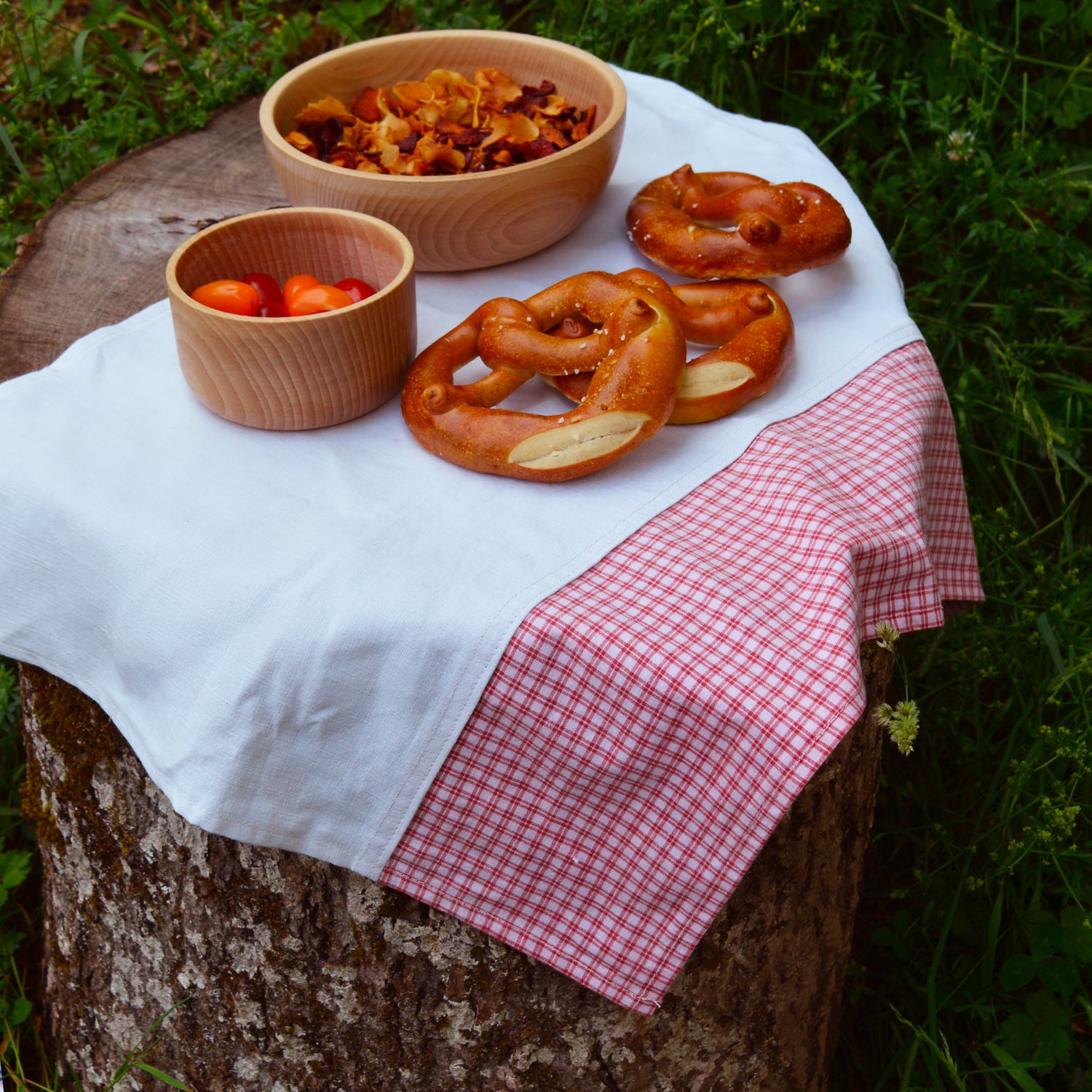 Torchon en kelsch rouge et en lin, tissus anciens, fabriqué en Alsace. Vaisselle en bois, artisanat, pique-nique