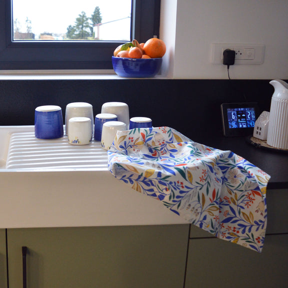 Torchon à motif Primavera tissé et fabriqué en France, posé sur l'évier à côté de céramique artisanale